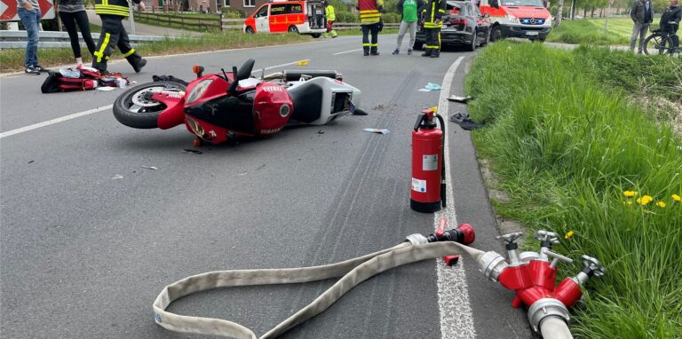 Ein verunglücktes Krad auf der Rekener Straße in Lembeck.