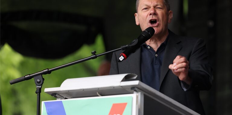 Bundeskanzler Olaf Scholz (SPD) redet bei der 1. Mai-Kundgebung des Deutschen Gewerkschaftsbunds (DGB) zum Tag der Arbeit.