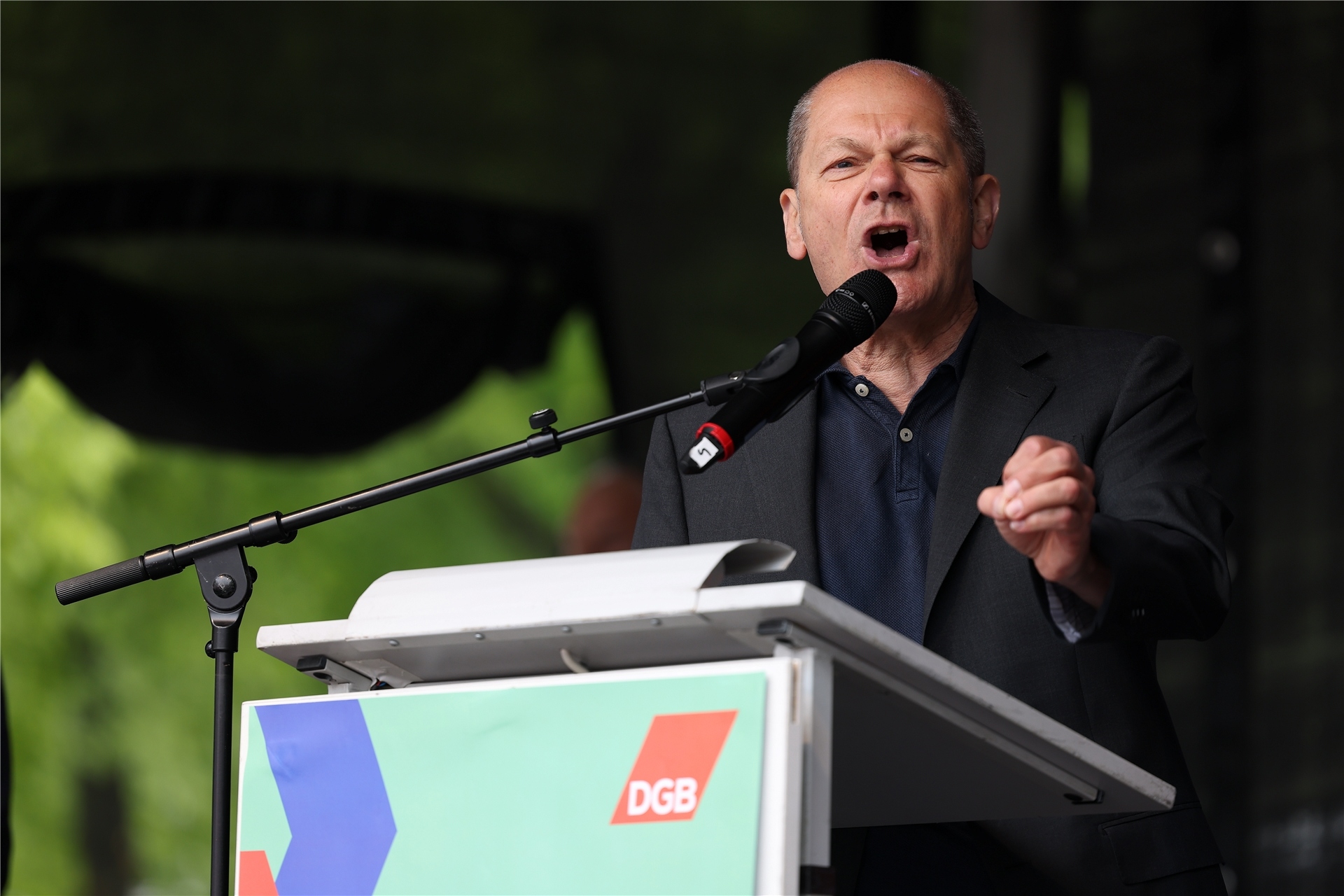 Bundeskanzler Olaf Scholz (SPD) redet bei der 1. Mai-Kundgebung des Deutschen Gewerkschaftsbunds (DGB) zum Tag der Arbeit.