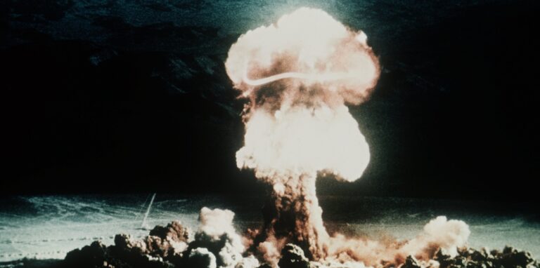 Ein Atompilz steigt nach der Explosion einer Atombombe über dem Testgelände in der Wüste von Nevada auf.