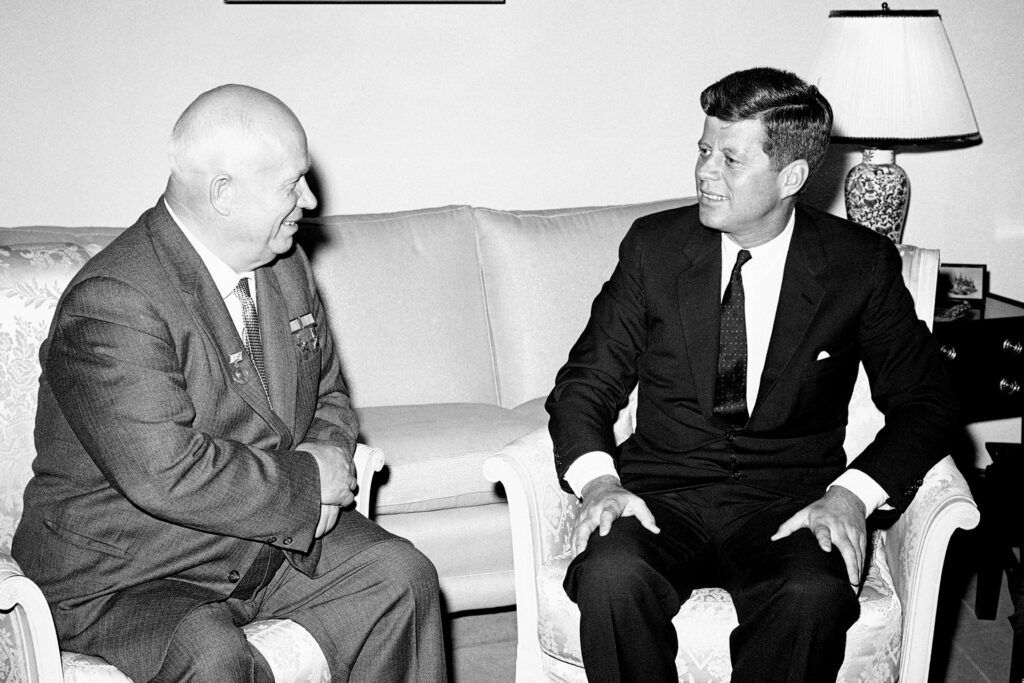 US-Präsident John F. Kennedy (r) un d der sowjetische Vorsitzende des Ministerrats, Nikita Chruschtschow, sitzen am 03.06.1961 bei Gesprächen in Wien (Österreich).
