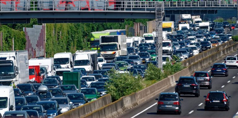 Autos stauen sich auf der A3 Richtung Süden bei Köln nach einem Unfall. (Symbolbild)