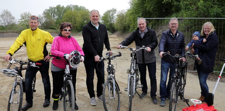 Sie hoffen, dass hier an der Wasserwerkstraße bald die Stever-Lippe-Passage endet (v.l.): Michael und Heike Schäfen, Martin Bendieck, Peter Norden, Volker Klose und Kristina Bendieck mit Kalle.