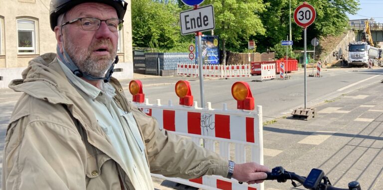 Auch Heinz-Jürgen Bourichter blickt bei der Beschilderung vor der Baustelle an der Kaiserstraße nicht mehr durch und geht lieber auf Nummer sicher: Er schiebt seinen Drahtesel durch den Engpass.