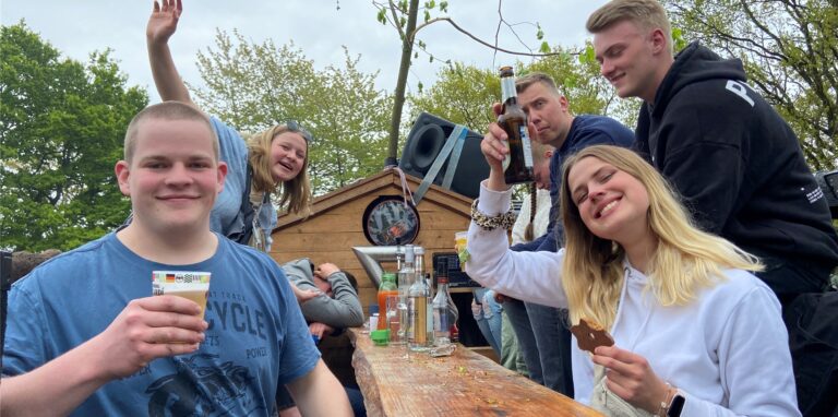 Jugendliche, die im Westuferpark ausgelassen den 1. Mai 2022 feiern.