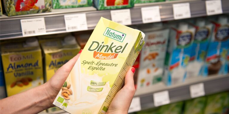 Von Soja bis Hafer: Es gibt in den Supermarktregalen mittlerweile zahlreiche Alternativen zur klassischen Kuhmilch.