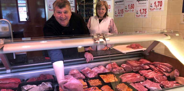 Detlef Holz und seine Frau Jutta haben „Schmidt am Markt“ vor vier Jahren übernommen. Fleisch kommt aus der Region, fast alles stammt aus eigener Produktion.