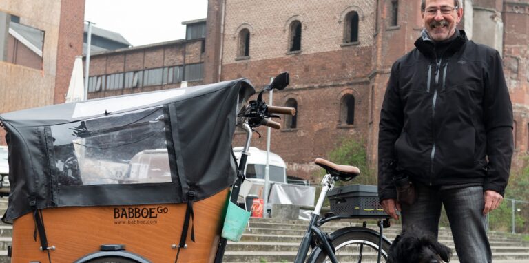 Andreas Dickel (62) und Hündin Bella mit dem Lastenfahrrad auf der Zeche Ewald in Herten.