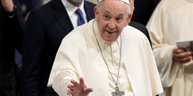 Papst Franziskus will sich mit Russlands Präsidenten Wladimir Putin in Moskau treffen.