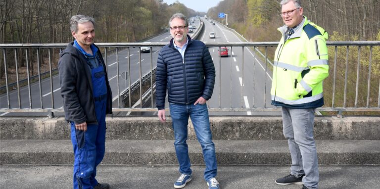 Auf der A43-Brücke Römerstraße: Ulrich Becker, Johannes-Gerd Overhoff und Klaus Diesing stehen für drei mittelständische Unternehmen mit schwerem Fuhrpark in Lenkerbeck. Sie regen am Autobahnrastplatz Brinkfortsheide eine provisorische Auf- und Abfahrt an.