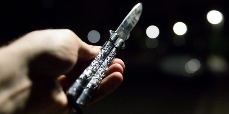 Eine Hand hält ein Messer