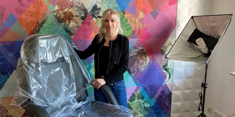Michi Goschnik in ihrem Studio an der Lortzingstraße 29, das sie gerade herrichtet.