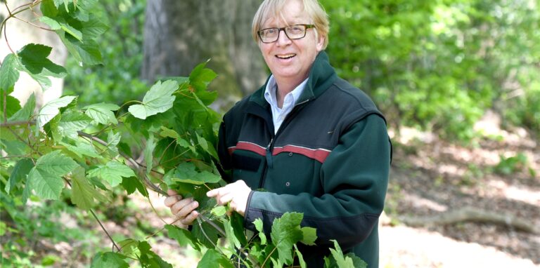 Förster Bernhard von Blanckenburg steht im Waldgebiet Striethorst in Waltrop.