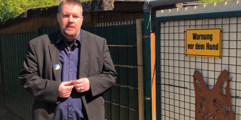 Nils Bettinger sorgt sich um die Hunde, die in Zwingern auf dem Außengelände an der Victorstraße gehalten werden.