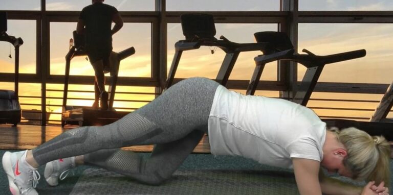 Dieses Ganzkörper-Workout dauert 26 Minuten und beinhaltet Warm up sowie Cool down.