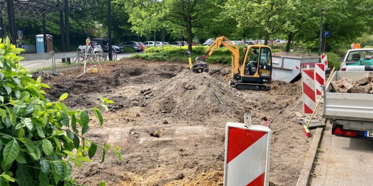 Hinter dem Hauptbahnhof laufen die Erdarbeiten für das geplante Fahrrad-Parkhaus, das Platz für 80 Räder bieten soll.