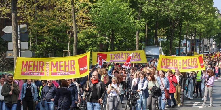 Ein fast schon gewohntes Bild: Erzieherinnen und Erzieher demonstrieren auf dem Wall in Dortmund für bessere Arbeitsbedingungen und mehr Lohn.