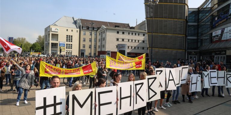 Rund 1000 Beschäftigte aus Erziehungsberufen folgten in Dortmund einem Warnstreik-Aufruf der Gewerkschaft Verdi.