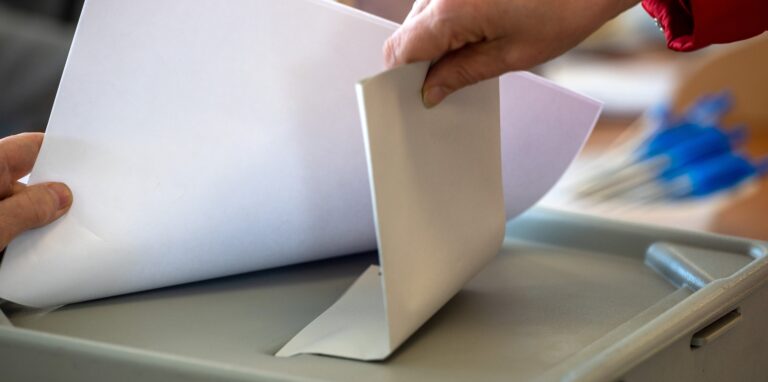 Eine Frau wirft ihren Stimmzettel zur Landtagswahl im Saarland in die Wahlurne.