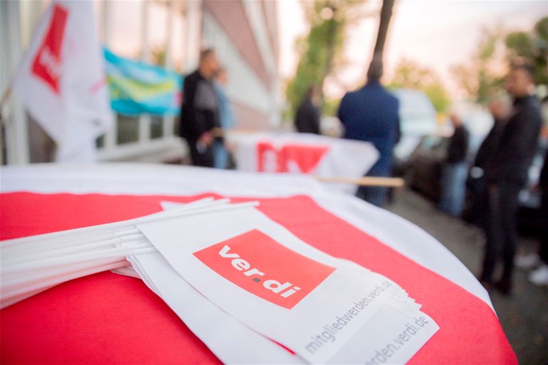 Die Gewerkschaft Verdi will nach einer Urabstimmung den Arbeitskampf weiter ausweiten. Es drohen Engpässe in der Versorgung.