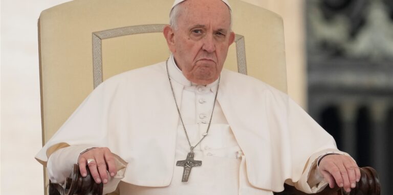 Papst Franziskus nimmt an einer Generalaudienz unter freiem Himmel auf dem Petersplatz im Vatikan teil.