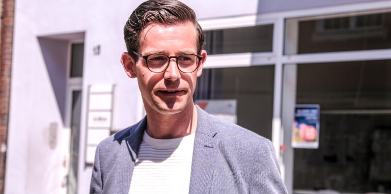 Marlo Zurhausen (30) ist der neue Veranstalter des Hertener Blumenmarkts.