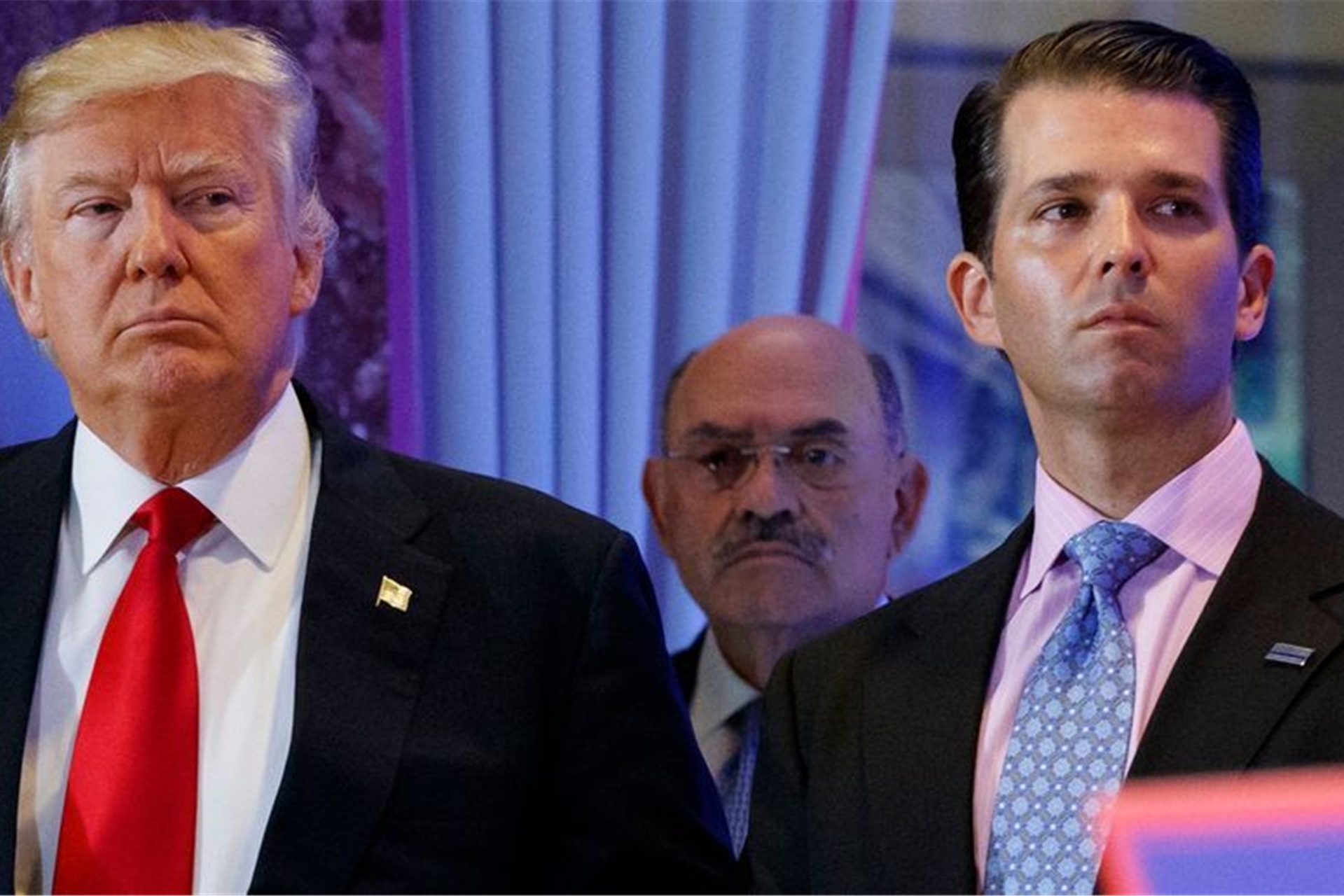 Ex-Präsident Donald Trump (l-r) mit seinem ehemaligen Finanzchef Allen Weisselberg und Sohn Donald Trump Jr. – letzterer muss sich nun vor dem Untersuchungsausschuss zum Angriff auf das Kapitol verantworten.