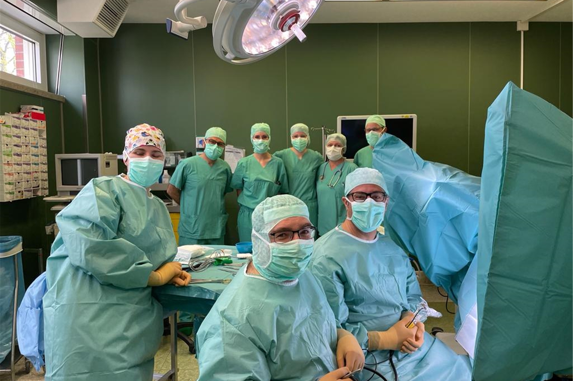 Ärzte in Schutzkleidung im OP