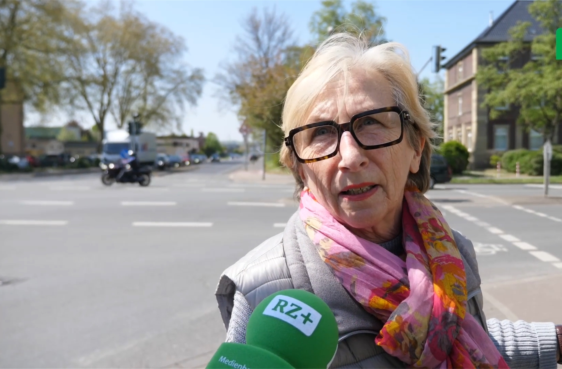 Eine Radfahrerin ärgert sich über die Bochumer Straße.