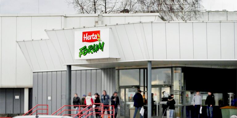 Durch den Nebeneingang des Herta-Verwaltungsgebäudes gelangen die Kunden  zum Werksverkauf. Die dortige Frischfleischtheke ist ab sofort geschlossen.