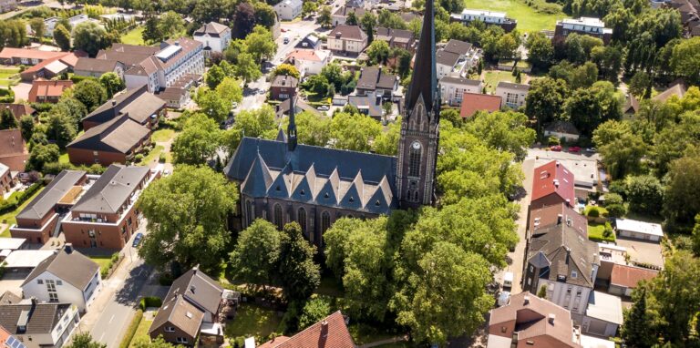 Luftaufnahme des Stadtteils Suderwich in Recklinghausen mit der katholischen Kirche St. Johannes im Mittelpunkt.