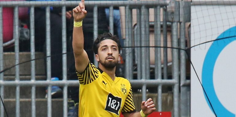 BVB-U23-Spieler Immanuel Pherai jubelt und zeigt nach oben.