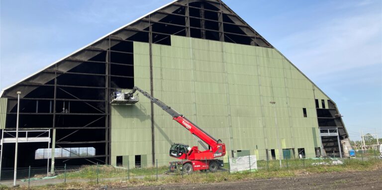 Die alte Kohlenmischhalle auf dem Gelände des vormaligen Bergwerks AV 3/7 wird von der RAG Montan Immobilien zurzeit asbestsaniert und soll für eine dauerhafte Nutzung innerhalb des gate.ruhr-Projekts umgestaltet werden.