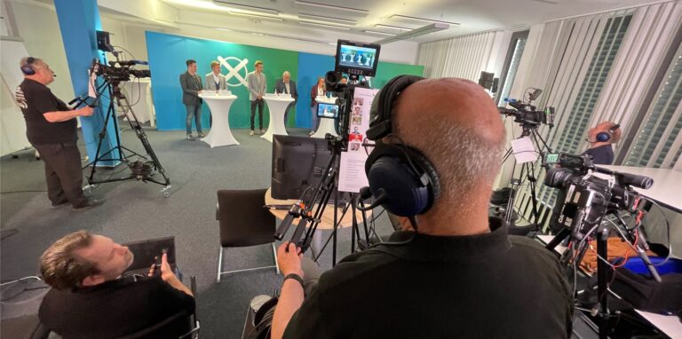 Wahlarena zur Landtagswahl 2022: die Direktkandidaten bei einer Podiumsdiskussion.