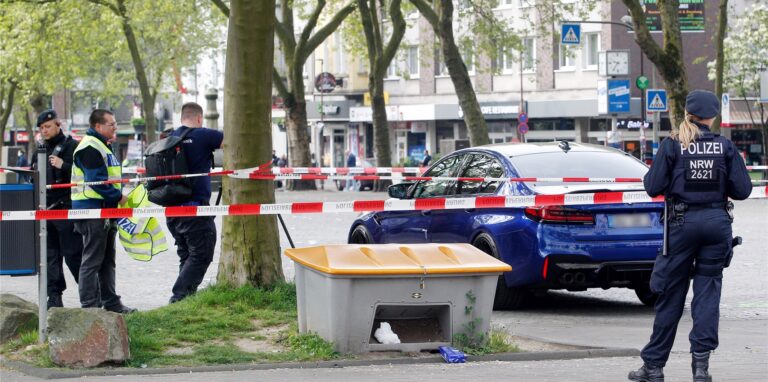 Polizisten untersuchen den Tatort am Marktplatz. Bei Schüssen auf offener Straße sind am Mittwoch (04.05.2022) vier Menschen verletzt worden. 15 Personen waren vorübergehend in Gewahrsam genommen worden, teilten Polizei und Staatsanwaltschaft am Donnerstag mit. Mittlerweile sind diese wieder auf freiem Fuß.