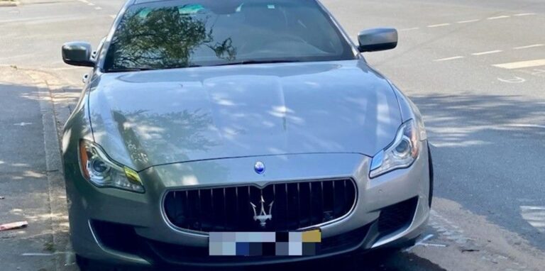 Ein Maserati ist bei einem Unfall beschädigt worden.