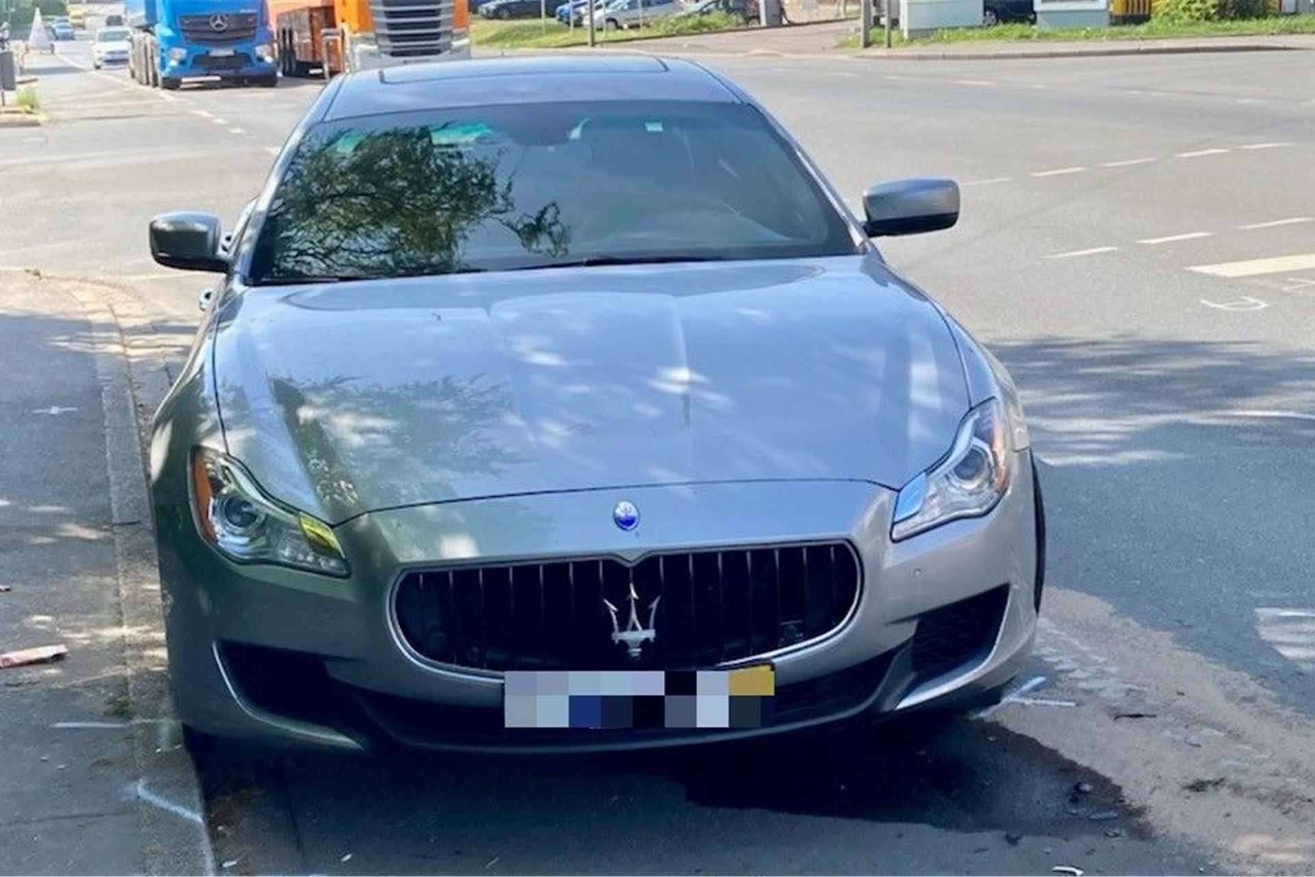 Ein Maserati ist bei einem Unfall beschädigt worden.