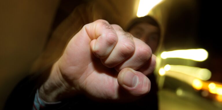 Eine Faust ist auf einem Symbolfoto zu sehen.