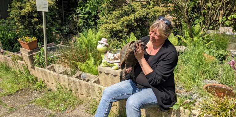 Barbara Klobusch mit einer Schildkröte