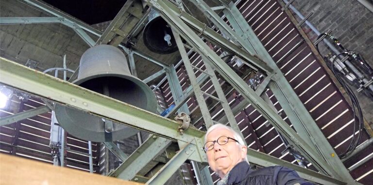 Im Turm der Kirche St. Konrad an der Tannenstraße steht Heinz-Gerd Paschke unter der Josephsglocke (oben rechts), die am 8. Mai 1945 das Kriegsende verkündete. Damals hing sie noch in der Herz-Jesu-Kirche.