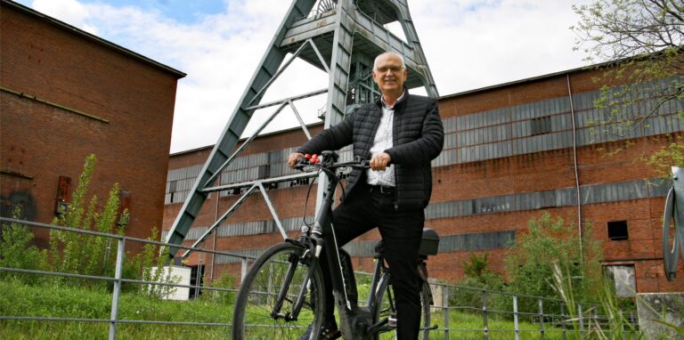 Eine Entwicklung für die völlig marode Rasenhängebank (im Hintergrund) unter dem Förderturm von Schacht 7 auf Ewald hat für Carsten Löcker einen hohen Stellenwert. Gerne radelt der Distelner mit dem Pedelec über das Zechengelände und dann weiter über die Erzbahntrasse bis nach Bochum.