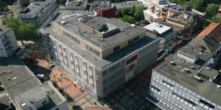 Das Luftbild zeigt sehr gut die schwarzen Markierungen in der Straße Im Ort. Sie stehen für Kohleflöze. Für die Gestaltung dieser Straße wie auch der anderen Straßen in der Fußgängerzone ist Jan Bormann nicht verantwortlich. Von ihm stammt die Gestaltung des Lambertusplatzes.