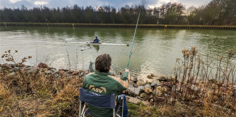 Ein Angler hatte in Dortmund am Freitag plötzlich eine Handgranate am Haken.