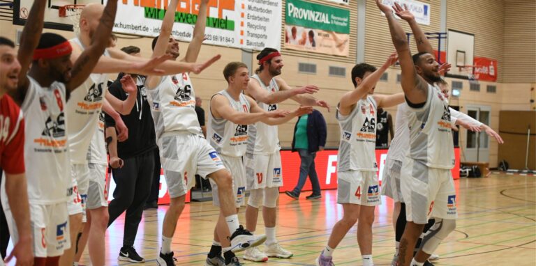 Die Basketballer des BSV Wulfen bejubeln mit den Fans den Einzug ins Play-off-Finale.