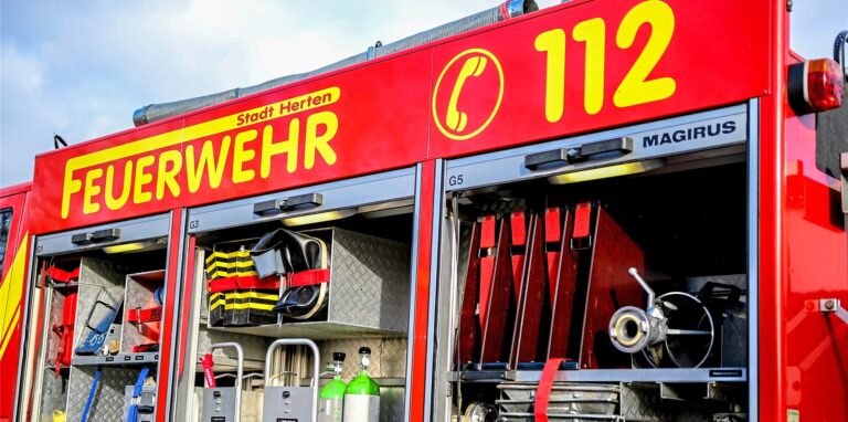 Blick in ein Einsatzfahrzeug der Berufsfeuerwehr Herten: Am späten Freitagabend rückte ein solches nach Langenbochum aus.