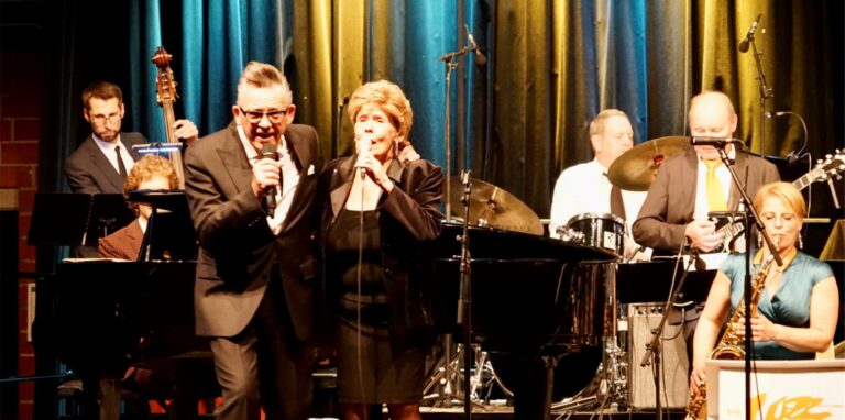 Götz Alsmann und Greetje Kauffeld werden bei ihrem Duett von der BigBand Dorsten begleitet.