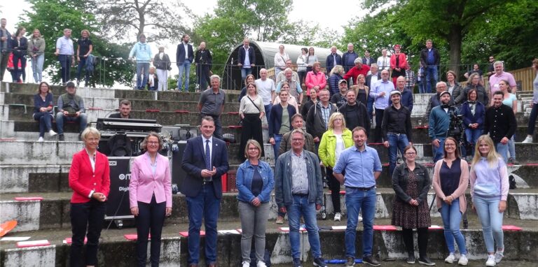 Bürgermeister Stockhoff mit Ministerin Scharrenbach und Regierungspräsidentin Feller im Amphitheater.