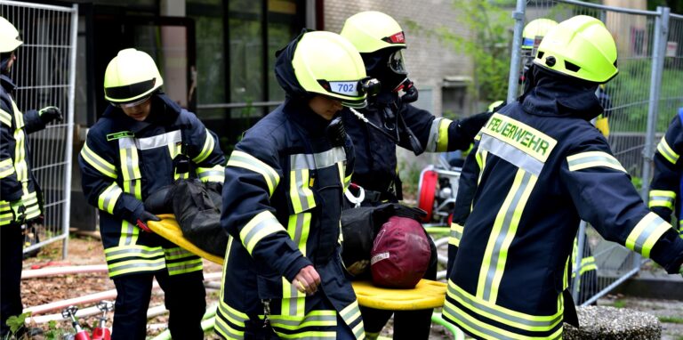 Der Löschzug Alt-Marl musste drei schwere Puppen (Dummies) aus dem Marschall 66-Gebäude an der Kampstraße „retten“.