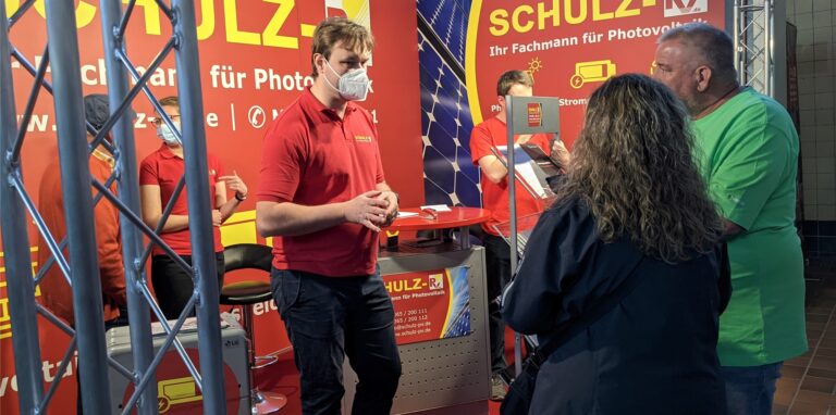 Anbieter und Kunden aus dem Bereich Photovoltaik am Messestand