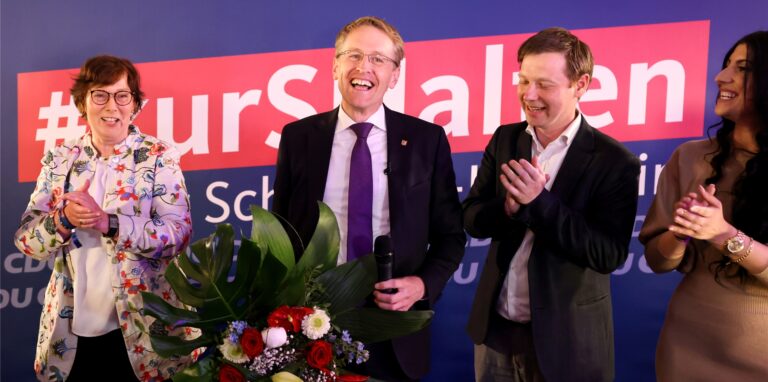 Ministerpräsident Daniel Günther (CDU) steht nach Bekanntgaben der ersten Prognosen zur Landtagswahl in Schleswig-Holstein bei der Wahlparty auf der Bühne.